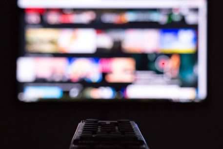 Migraciones y medios de comunicación. Narrativas polarizadas y marcos radicales